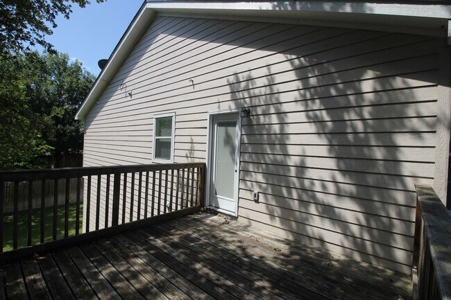 Building Photo - Large Deck off Living Room / Fridge Included /Located Between Gruene & Downtown New Braunfels /CISD