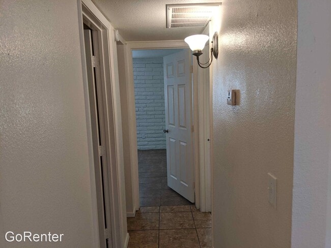 Building Photo - 2 br, 1 bath House - 2333 W Glenrosa Ave #115