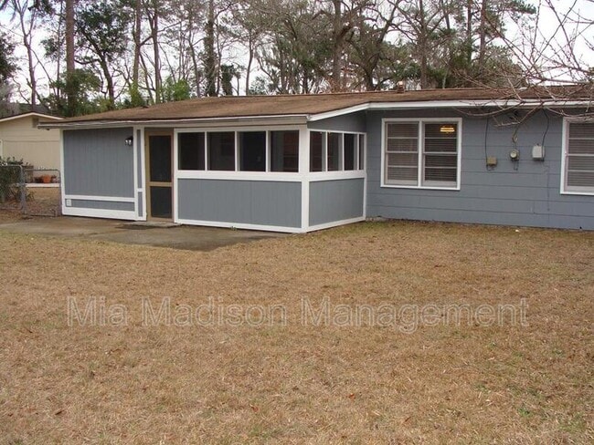 Building Photo - 11 Catherine Cir