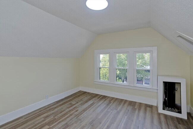 Building Photo - 205 St James Ave