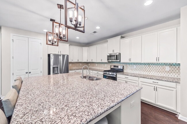 Building Photo - Amenity-Rich Neighborhood!