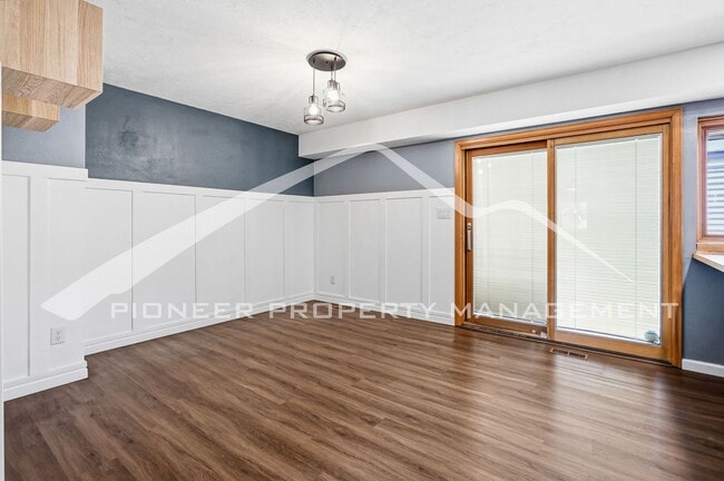 Building Photo - Spacious Townhouse with Washer/Dryer and Central AC