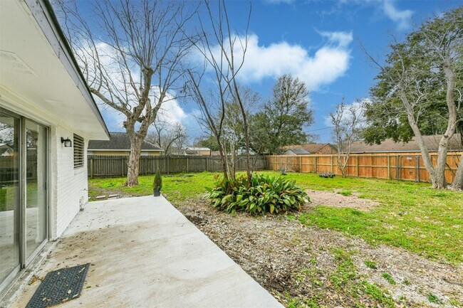 Building Photo - 2114 Shasta Dr