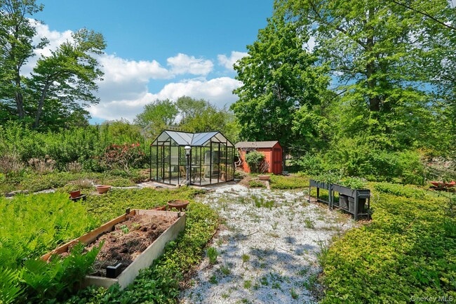 Building Photo - 181 Finmor Dr
