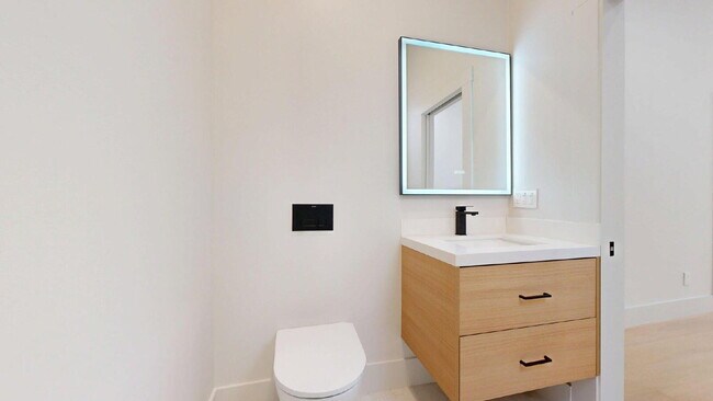 Building Photo - Modern, Convenient, Bright, Renovated 3BR/1BA Top Floor Flat with Dishwasher & In Unit Laundry