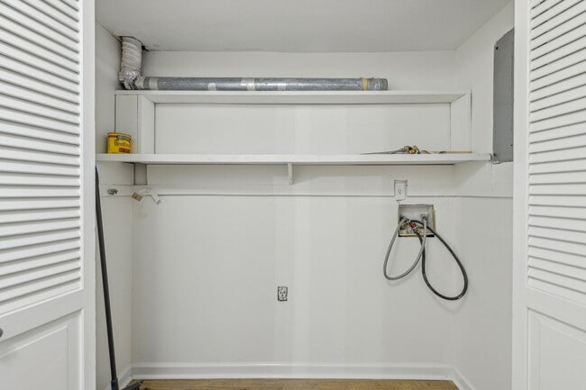 Building Photo - Updated 2BR/2.5BA Townhome in Gated West B...