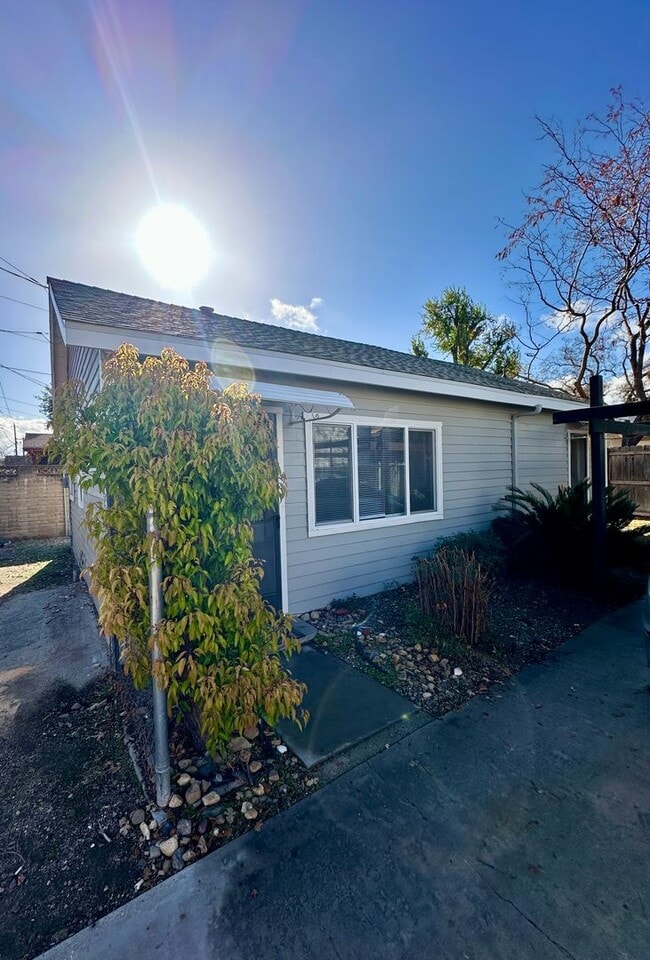 Building Photo - UPCOMING 2 BED 1 BATH COZY CASITA AVAILABLE 5/15/26!!