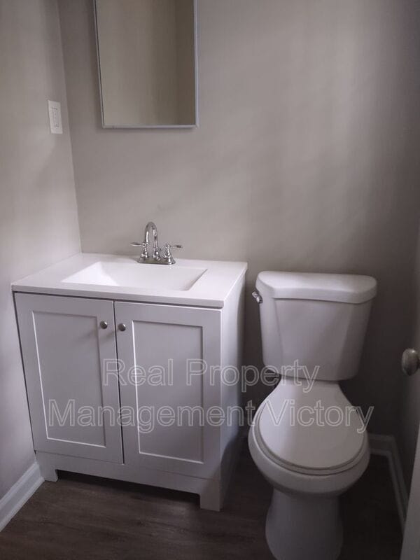 Building Photo - 180 Saturn Ln