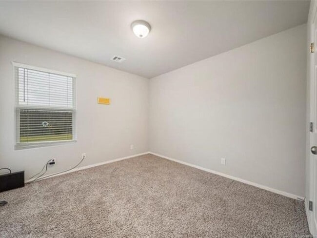 Building Photo - Spacious 3 Bed 2 Bath Home with 2 car gara...