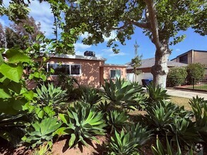 Building Photo - Move-in Ready! Beautifully remodeled Lake ...