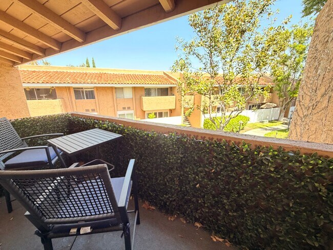 Building Photo - Updated 2 Bed, 2 Bathroom Condo For Rent w/ Parking! - South Coast Metro