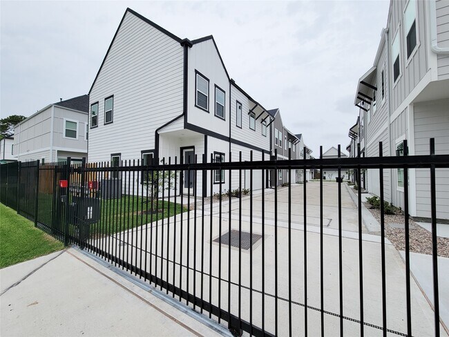 Building Photo - 9912 A Clark Rd