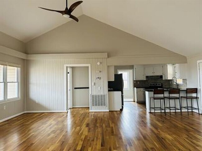 Building Photo - 3/2 Available Now