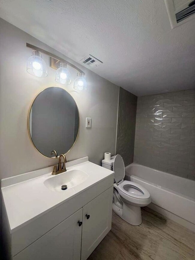 Building Photo - Updated Rocky River Condo – 1 Bed, 1 Bath in Prime Location Near Shopping & Lake Erie