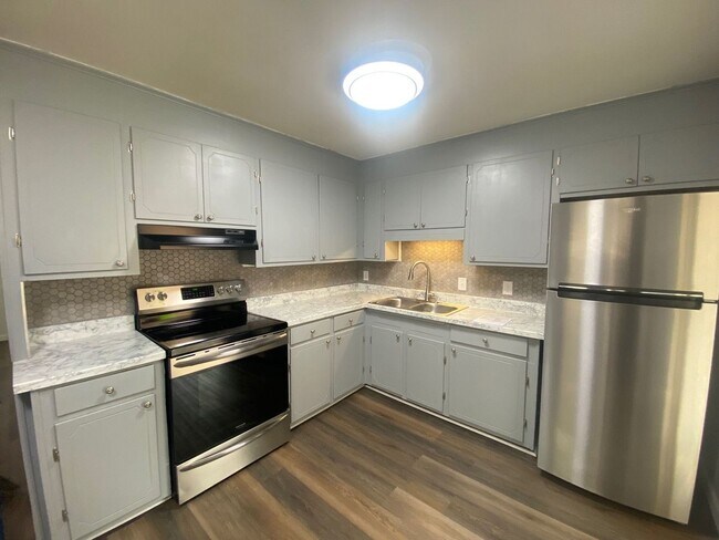 Building Photo - 221 Ramblewood Dr