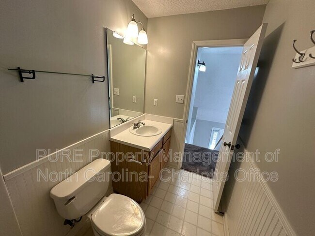 Building Photo - 12115 Landing Green Dr