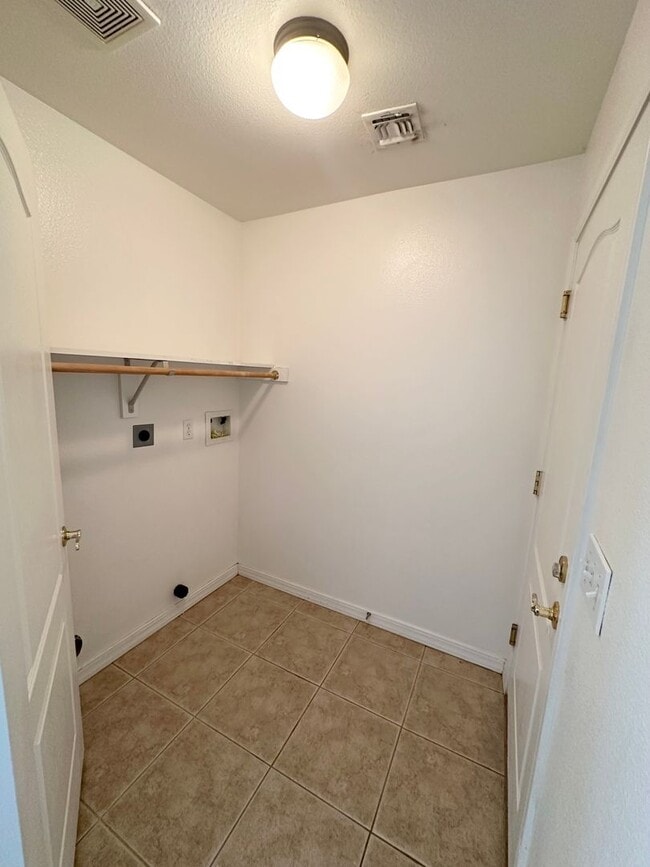 Building Photo - Great 3 Bedroom Home with Detached Garage!