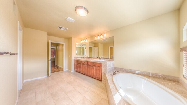 Building Photo - Gorgeous 5 bedroom home in Southern Highlands area