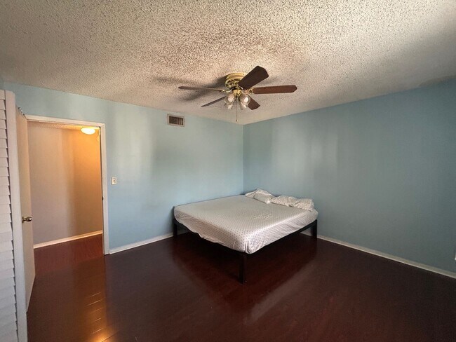 Building Photo - Spacious 1/1 with Balcony with Sunset Views