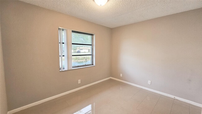 Building Photo - 416 Lakeside Dr