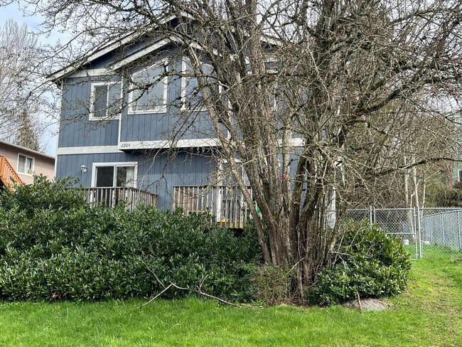 Building Photo - 3 Bed 1.5 Bath Townhouse w/ Garage Close t...