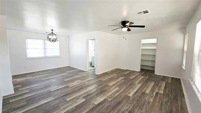 Building Photo - 3633 SE 27th St