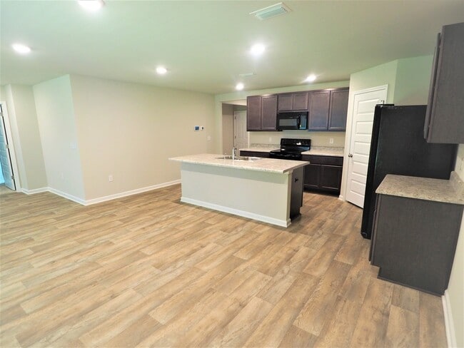 Building Photo - 4 Bedroom home with community pool!