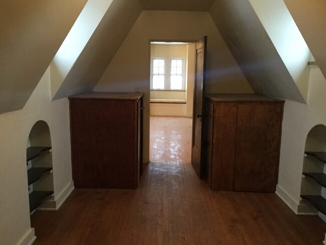 Building Photo - Comfortable 4 Bedroom Single Family Home