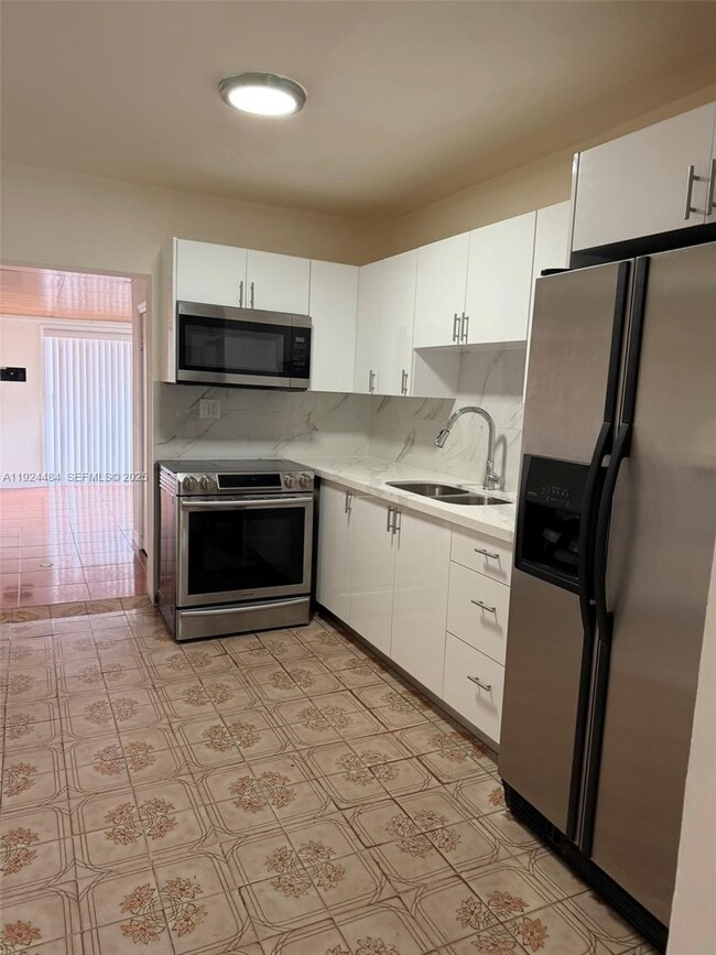 Building Photo - 791 E 21st St