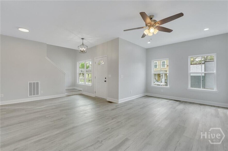 Building Photo - 1112 E Waldburg St