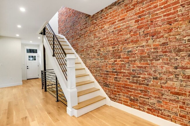 Building Photo - 1336 Newton St NW