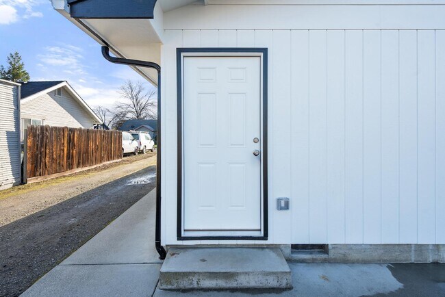 Building Photo - 1028 W 11th St