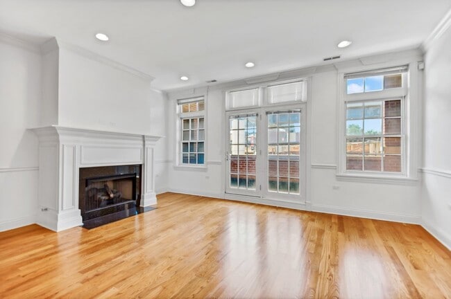 Building Photo - 3355 N Clark St