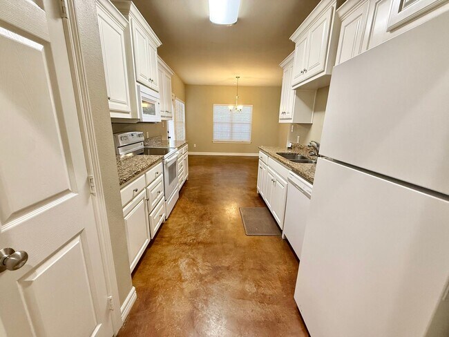 Building Photo - Elegant 4-bed/2-bath plus Garage!