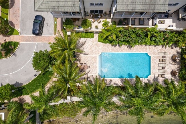 Building Photo - Top Floor Waterfront Condo - Renovated 1 B...