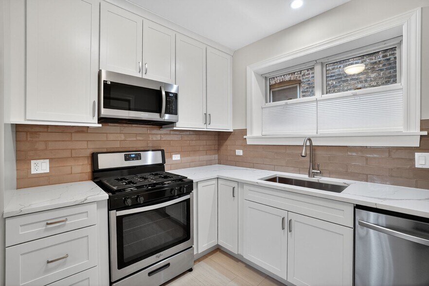 Kitchen - 2703 W Ardmore Ave