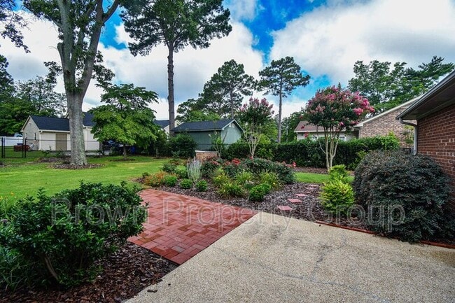 Building Photo - 2417 Dartmouth Dr