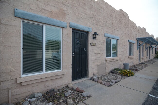 Primary Photo - Remodeled 2 Bedroom 1 Bath Townhouse! Grea...