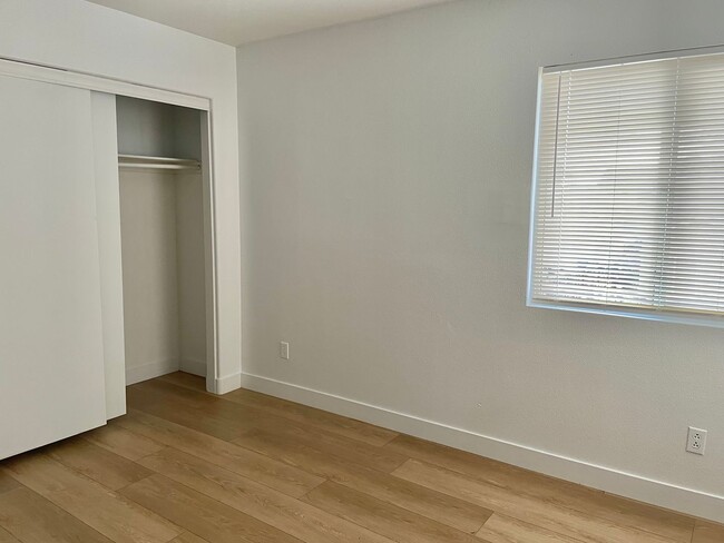 Building Photo - Spacious 6 Bedroom Home for Rent