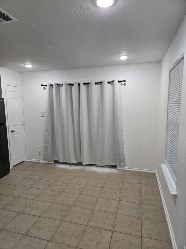 Building Photo - 210 Calixto Ct