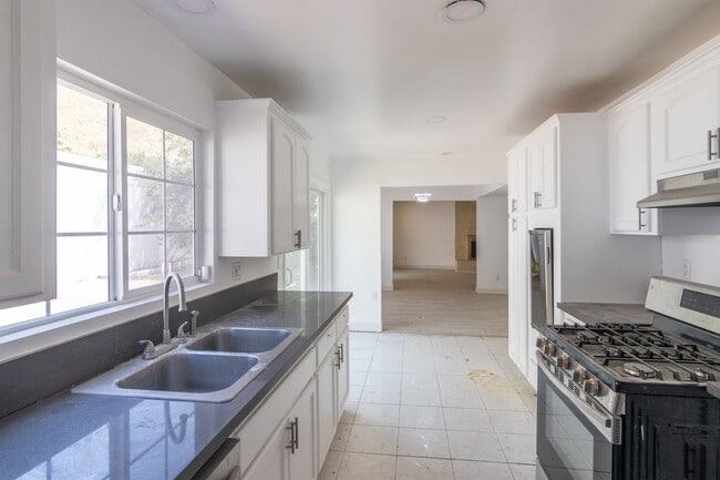 Building Photo - Refreshed 5-bedroom, 3-bathroom home locat...