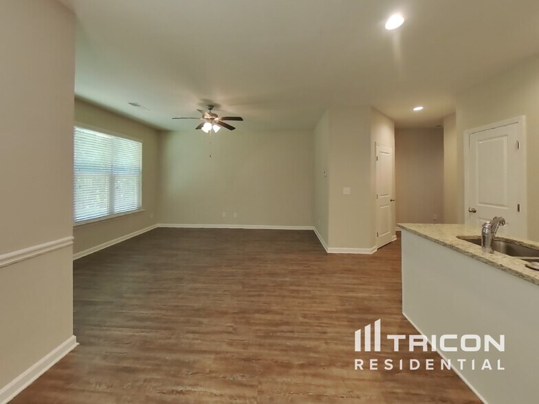 Building Photo - 2298 Shady Dr