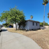 Building Photo - Adorable 2 bed 1.5 bath house with HUGE yard!!