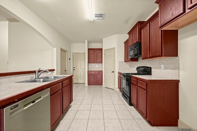 Building Photo - 5176 Wildwood Dr