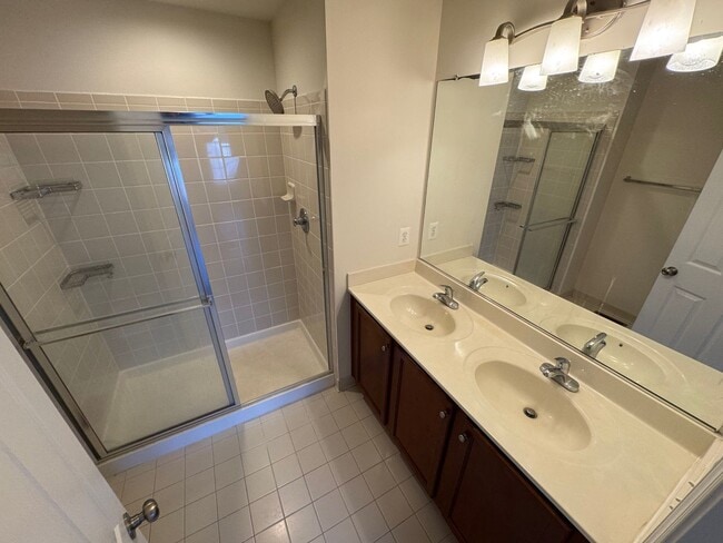 Building Photo - Gorgeous 3 Bed 3.5 Bath Interior Townhome In Powells Run Village