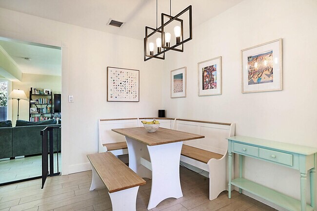 Building Photo - 711 NW 7th Dr