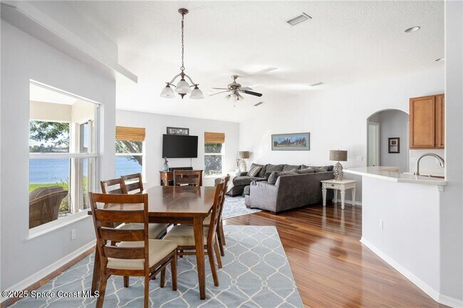 Building Photo - 935 Southlakes Way SW