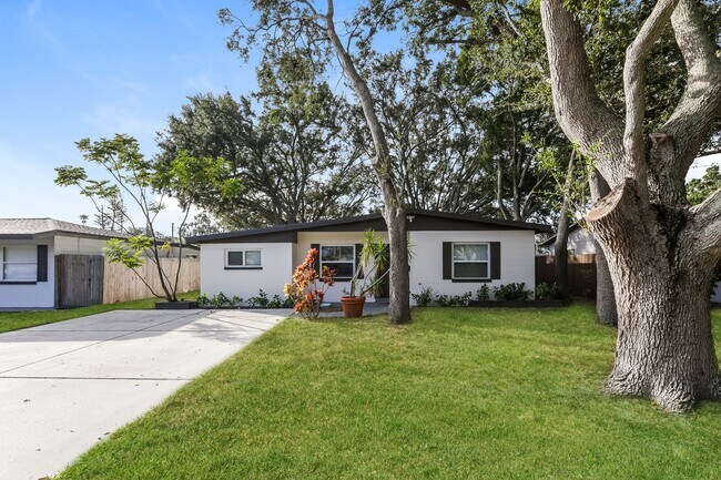 Building Photo - Fully Remodeled 3-Bedroom + Den Home for R...