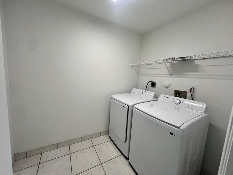 Building Photo - 1096 Staghorn St