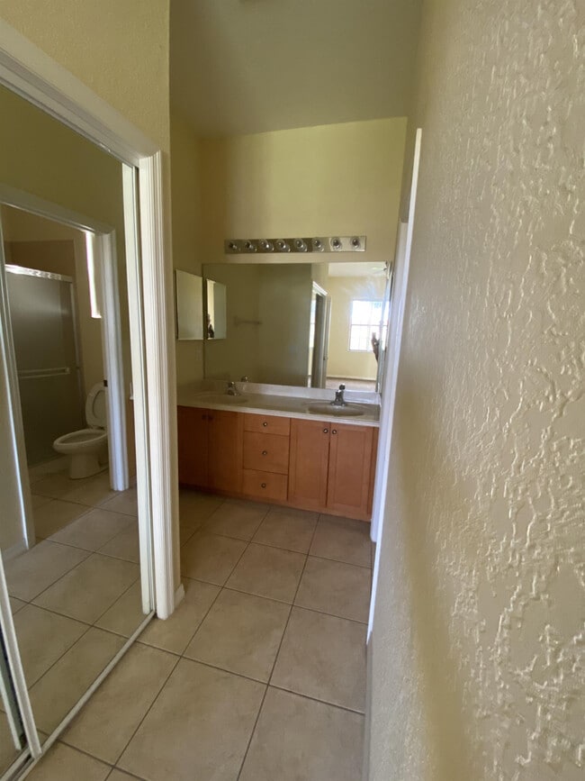 Building Photo - 404 Cinnamon Dr